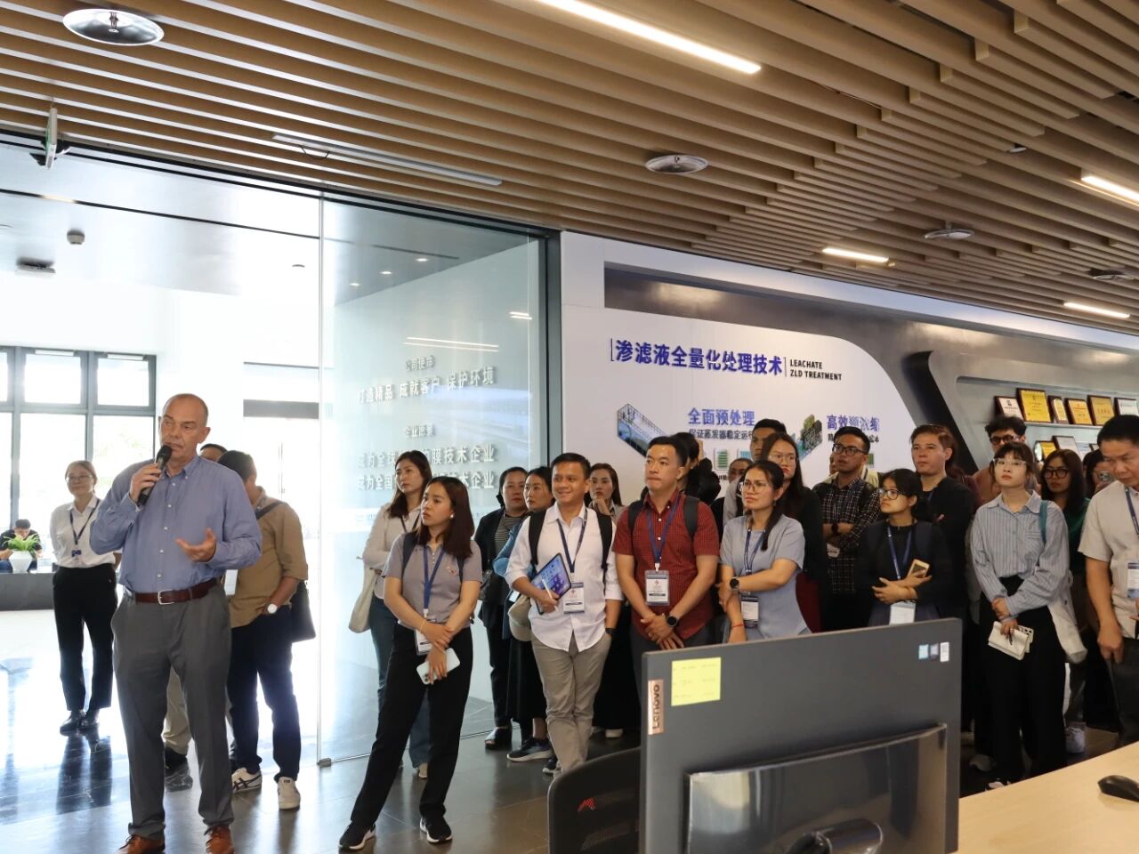 參觀嘉戎技術(shù)展廳 參觀嘉戎技術(shù)展廳